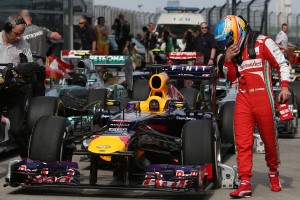 alonso-looking-at-red-bull