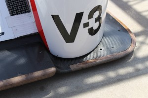 Il fondo vettura in corrispondenza della carrozzeria anteriore della Zytek Z11SN LMP2. Visibile il materiale ligneo resistente alla usura. (Paolo Pellegrini)
