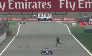 Invasione_pista_GP_Cina_F1