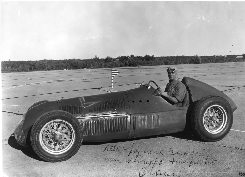 CONSALVO SANESI - PIE' DE PIOMB. Il più famoso nella sua specialità, una figura simbolo dell'Alfa Romeo, fu Consalvo Sanesi. Pè de piomb, piede di piombo, era il soprannome attribuitogli da Eugenio Castellotti, alludendo alla pesantezza del suo piede destro sul pedale dell’acceleratore. Nato il 28 marzo 1911 a Terranova Bracciolini, pochi chilometri a sud di Firenze, da una famiglia modesta, a 17 anni fu colpito dalla passione per le corse: grazie alla conoscenza di Gastone Brilli Peri, vincitore del Gran Premio d'Italia e del Campionato del Mondo del 1925, riuscì ad entrare per un periodo di prova al Portello, nel reparto corse. Nel 1929 gli si presentò la grande occasione di seguire le corse come meccanico: e nel 1933 divenne collaudatore.