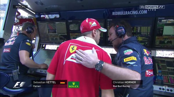 Vettel parla con il suo ex Team Principal, dopo i ripetuti tamponamenti subiti da Kvyat.