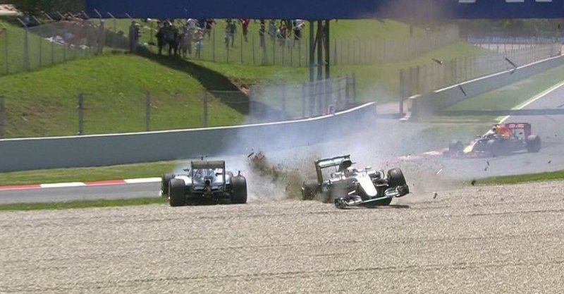 iGp Spagna F1: le immagini dell'incidente al via tra Rosberg e Hamilton