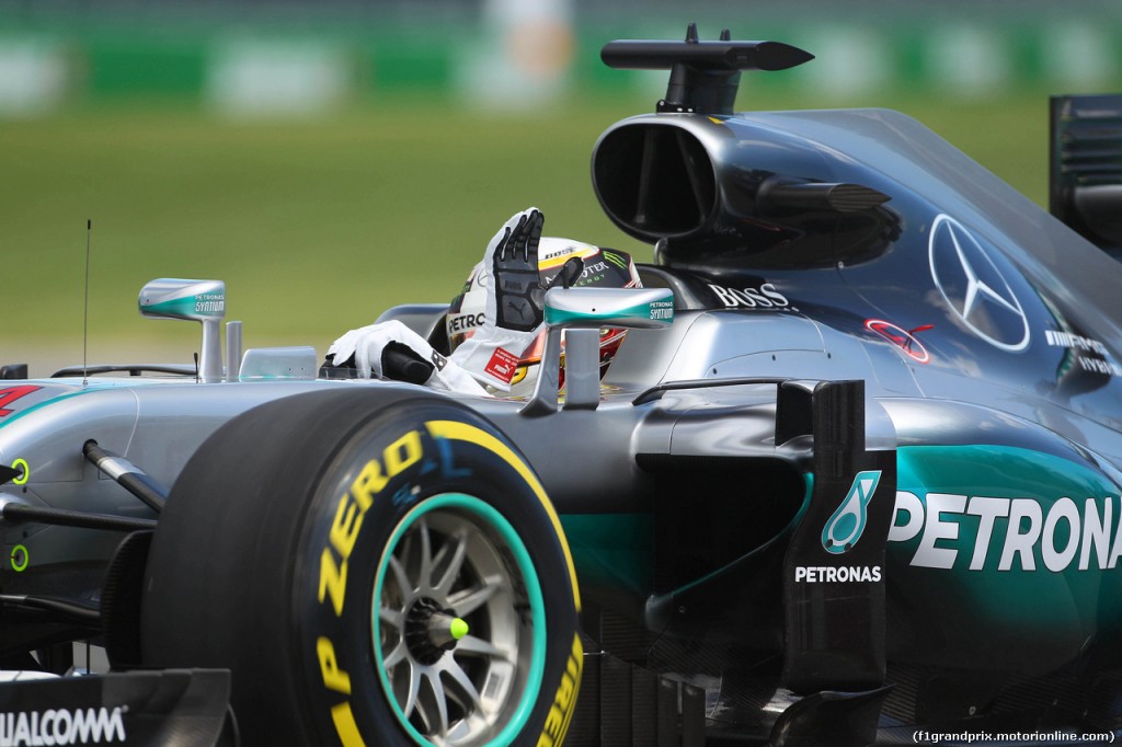 10.06.2016 - Free Practice 1, Lewis Hamilton (GBR) Mercedes AMG F1 W07 Hybrid waves to the fans