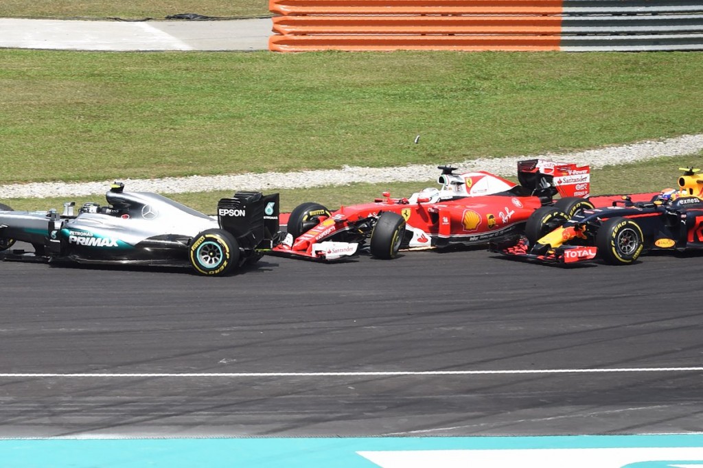 Il momento del contatto alla prima curva tra Vettel e Rosberg