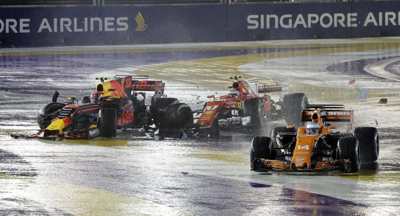 Alonso_crash_Singapore_F1_2017