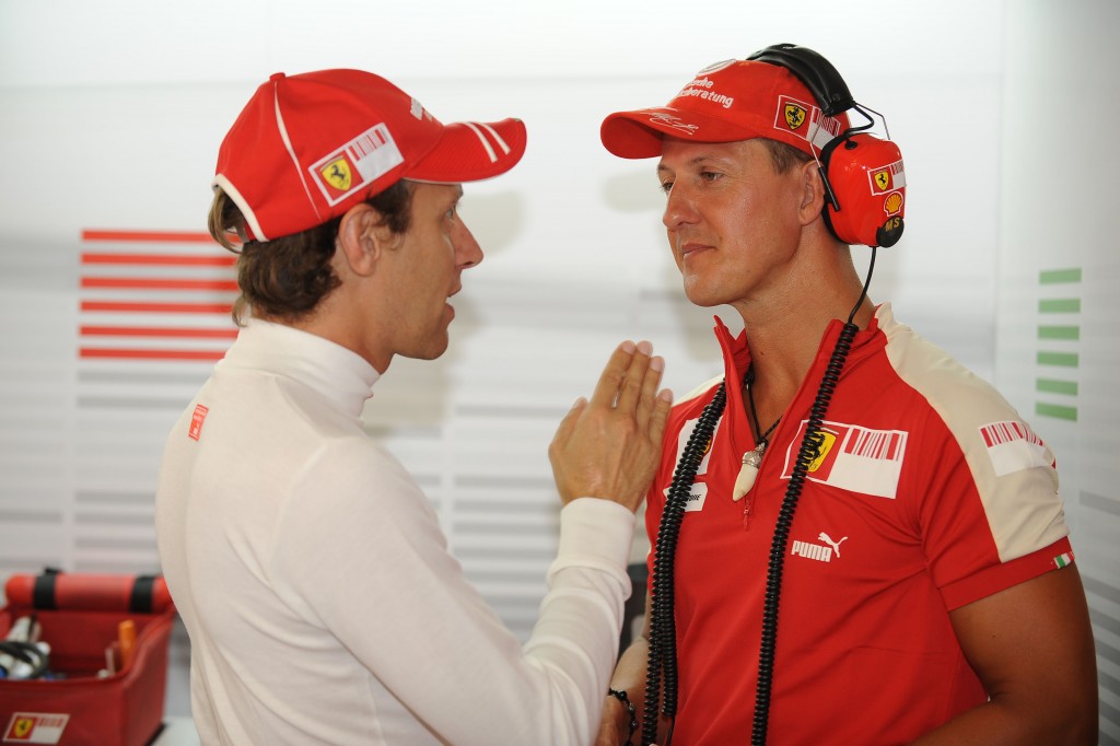 2009, Gp Europa F1 | Luca Badoer a colloquio nel box Ferrari con Michael Schumacher