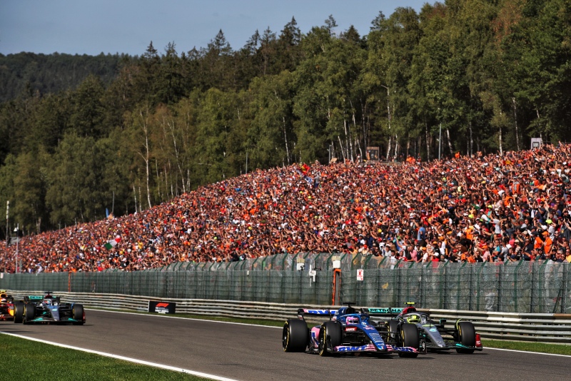 Fernando Alonso (ESP) Alpine F1 Team A522 and Lewis Hamilton (GBR) Mercedes AMG F1 W13 battle for position at the start of the race.  Belgian Grand Prix, Sunday 28th August 2022. Spa-Francorchamps, Belgium.